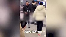 孙颖莎现身机场爆改潮女，同款万元棉服被卖断货，把机场当成了秀场
