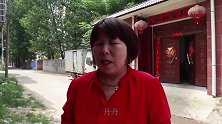 母亲打工回来挣50万，儿女嫌穷酸拒之门外，养女做法感人
