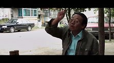男子送报纸，手法很熟练！（大爷下象棋，把男子都下急了）