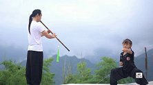 少林地趟功,小萌娃秒摔地上不怕疼,倒地姿势不变,马步冲拳带风声