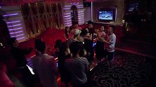 渣男为了追到美女，连尊严都可以不要，真没出息