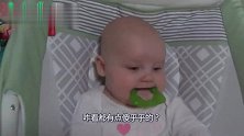 小娃行为傻乎乎的，一旁的爸妈都被逗乐了，太可爱了