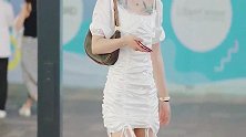 街拍，娇小玲珑的女孩穿包臀裙，到底看颜值还是身材呢
