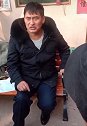 大衣哥从星光大道火了以后，九年了一直有人过来看他。