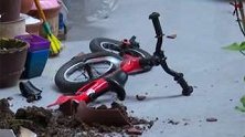 贵州贵阳：天降一辆自行车，直接断成两截！底楼业主吓傻