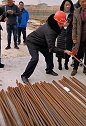 大衣哥下工地体验生活！