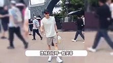 汪顺和孙佳俊游环球影城，身高抢眼超模气质，被认出后热情打招呼