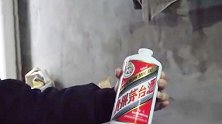 实拍！假酒生产窝点用输液管滴灌白酒 假茅台假五粮液堆积如山