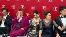 上海电影节闭幕式红毯候场区，黄奕候场忙着自拍有点可爱