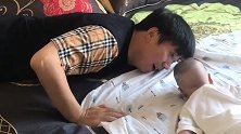 笑星范明就像个老小孩，学小宝宝的样子，故意趴在床上逗宝宝玩！