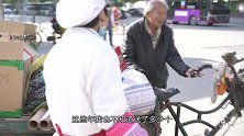 大妈卖煎饼养活一家，10年免费送上万个给流浪汉，不计成本！