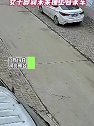 河北邢台：小货车溜车，女子脚刹未果撞上自家车