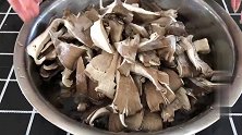 干炸鲜蘑怎么做才好吃，调糊是关键，学会这么做，一盘不够吃