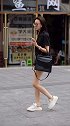 美女街拍走路带风的小姐姐，太酷了！