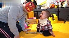 宝宝张大嘴巴，半天都没合上，一旁的妈妈却笑坏了