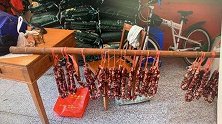 因借钱邻居反目成仇 大妈向挂门口的香肠喷百草枯