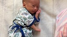 新生小宝宝穿上睡袍，立马表情帝上身，小表情太可爱了