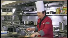 中方大厨比赛途中不忘发明
