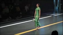 软柔青绿的旗袍，修身连体的设计，尽显模特迷人风采！