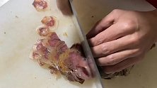 大酒店吃牛肉就是讲究，居然切下来这么多下脚料，能不能给我吃！