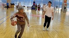 辽宁大连：88岁姥姥和外孙打篮球 网友：被老人传球惊艳了