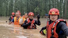 河南洛阳：山洪突发多人被困，消防淌水百余米成功救援