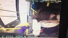 用垃圾桶给娃解手被阻止 女子怒打公交司机又抢夺方向盘
