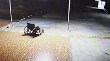 死者轮椅深夜自行启动曲线滑走 高清诡异现场被拍下