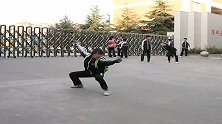 12岁小女孩学校门口习武热身 动作犀利一气呵成看呆路人