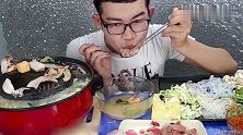 小哥吃日式寿喜烧，菜品很丰富，最吸引眼球的还是八爪鱼脚