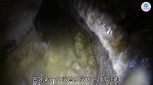探险队员被卡石洞，随时有被水流淹没的危险，他却回去休息了