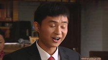 农村小伙飞黄腾达穿西装,吃完饭后直接用西装袖子擦嘴,太搞笑了