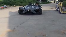 村长儿子买了一辆跑车，越看越像卡丁车呢？