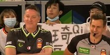 周琦迎来NBL常规赛首秀 中国球迷现场打出标语为周琦加油