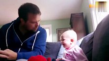 爸爸突然学了一下宝宝笑，下一秒宝宝反应，把全家逗笑翻