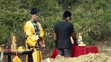 男子请道士给太爷迁“九阴聚财穴”，没想到晴天突然下雨，要出事