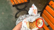 湖北武汉：外卖鸡肉卷吃出蟑螂 女子吐了：腿上还沾着酱料