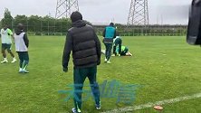 斯帕吉奇参与国安合练 抢圈时被球重重砸在脸上