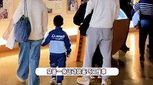 马龙一家四口逛博物馆，妻子夏露被夸超漂亮，俩儿子又长高不少