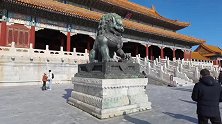 北京故宫太和门前铜狮子，游客为什么不能和它合影？会落入狮口吗