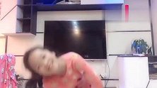 女儿作业做完了，终于可以嗨一次了，妈妈叫她都不理