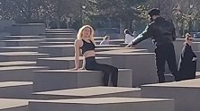 德国：身着性感的女子在柏林大屠杀纪念馆前拍照，引发网友愤怒