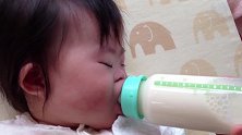 六个月大的唐氏综合症宝宝喝奶，能看出和普通宝宝的区别吗