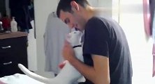 超粘人的猫咪，见到男主人又抱又亲，我怀疑这是只母猫