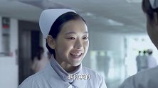 美女的心上人明天回来，看着他写来的信满脸幸福，真惹人羡慕