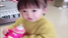 小萝莉边喝奶边和妈妈说话，真是太可爱了，好喜欢