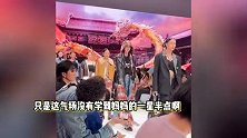 邱淑贞大女儿首次登台走秀，22岁美貌出圈气场不足，体态引争议