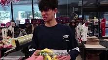 用一千根香蕉泡澡是什么体验？老外亲测，网友：有钱人玩的游戏！