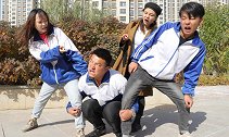 跑步考试，学渣跑不过竟上演绝招“拖后腿”，这脸皮也太厚了！