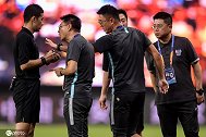 中超裁判再引争议 金哨张雷惹怒两大主帅 吴金贵暴怒谢峰无语
